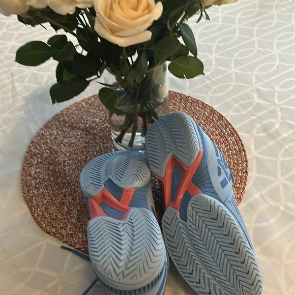 MIZUNO NEW!!! WOMENS BLUE TENNIS/PICKLEBALL 🎾Shoes - Picture 3 of 3